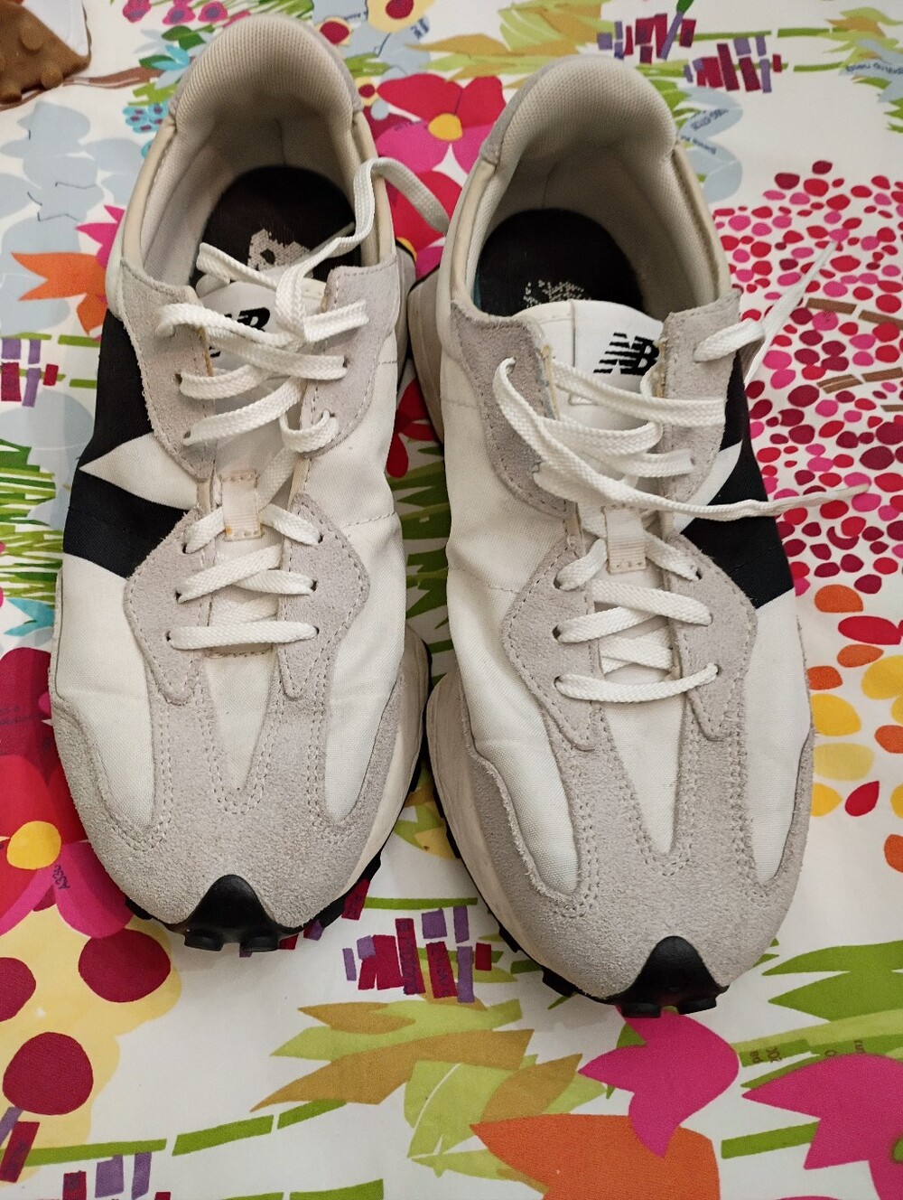 New Balance 327 White & Black Size 9.5 - Picture 2 of 7